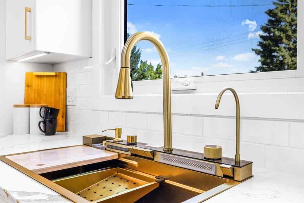 MLS® A2238193 - 10604 Oakmoor Way SW in Cedarbrae Calgary, Residential