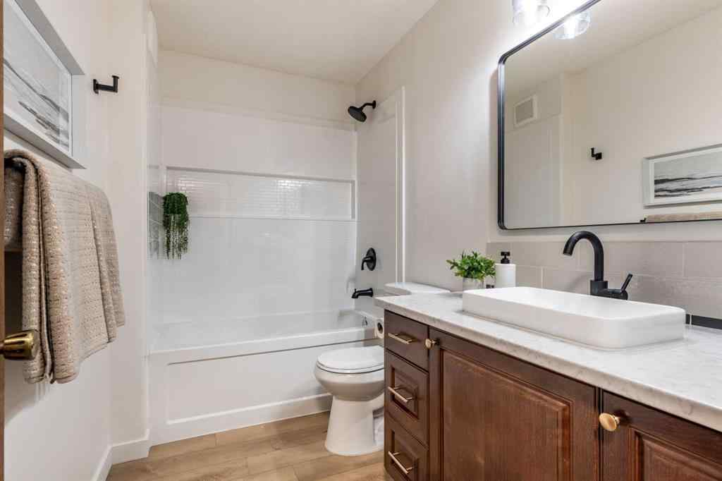 MLS® A2238477 - 32 Ross Heights Court SE in Ross Glen Medicine Hat, Residential