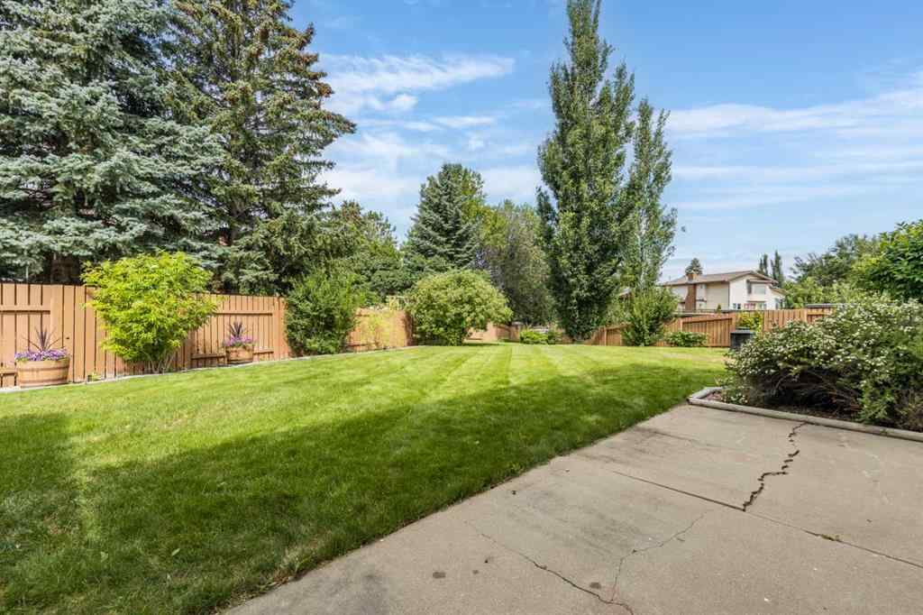 MLS® A2238477 - 32 Ross Heights Court SE in Ross Glen Medicine Hat, Residential