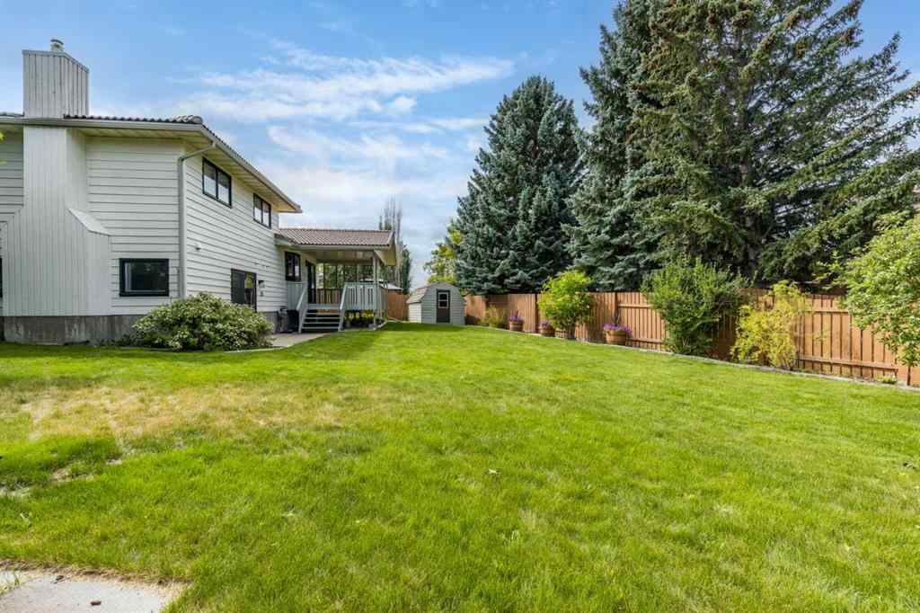 MLS® A2238477 - 32 Ross Heights Court SE in Ross Glen Medicine Hat, Residential