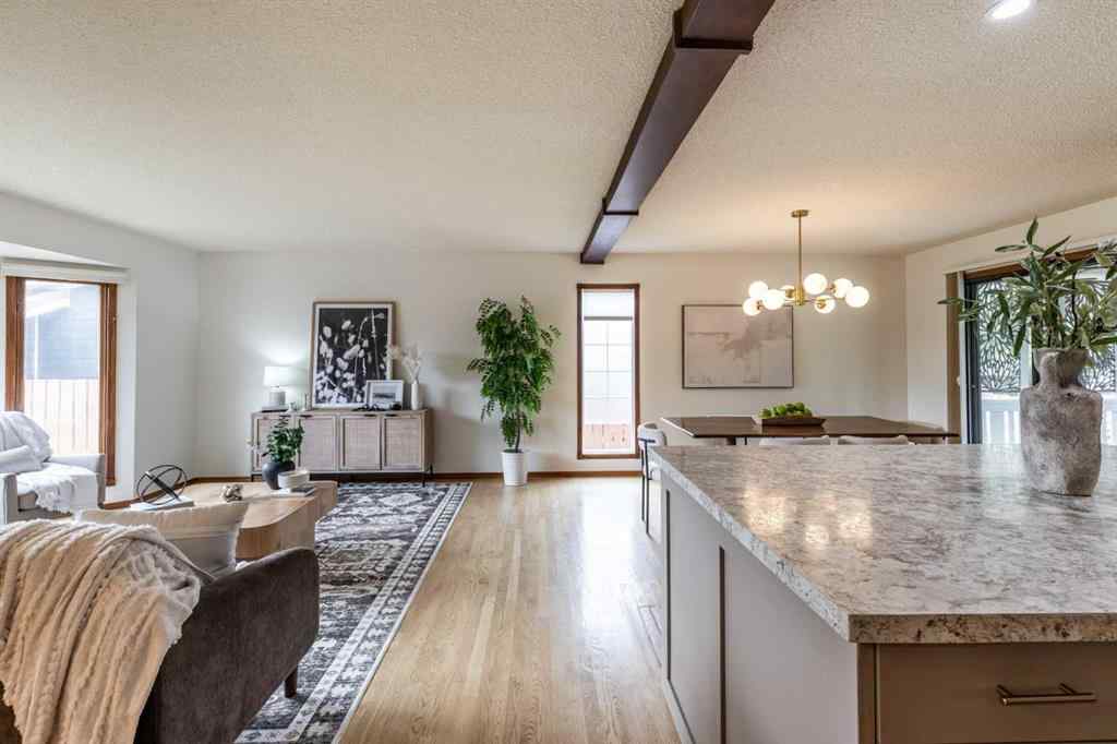 MLS® A2238477 - 32 Ross Heights Court SE in Ross Glen Medicine Hat, Residential