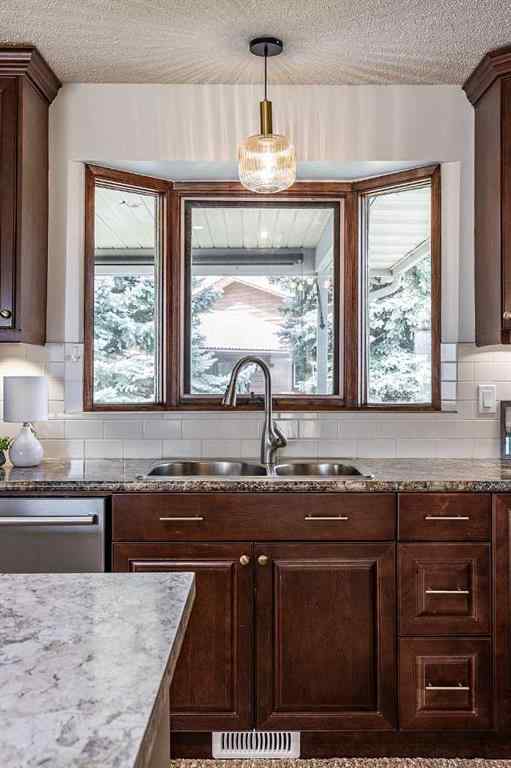 MLS® A2238477 - 32 Ross Heights Court SE in Ross Glen Medicine Hat, Residential