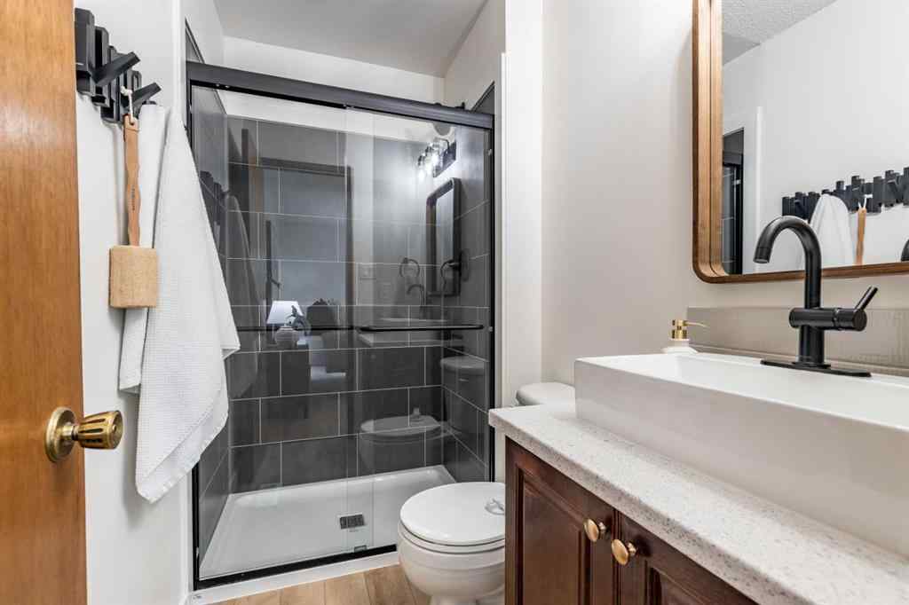 MLS® A2238477 - 32 Ross Heights Court SE in Ross Glen Medicine Hat, Residential