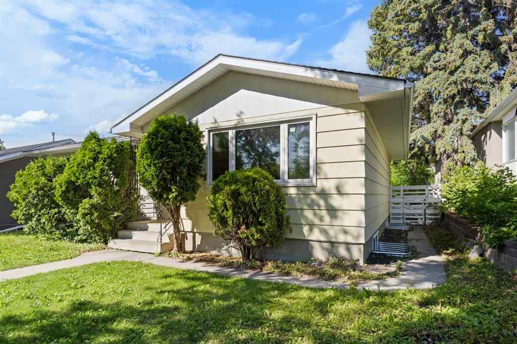 MLS® A2238888 - 2636 34 Avenue NW in Charleswood Calgary, Residential