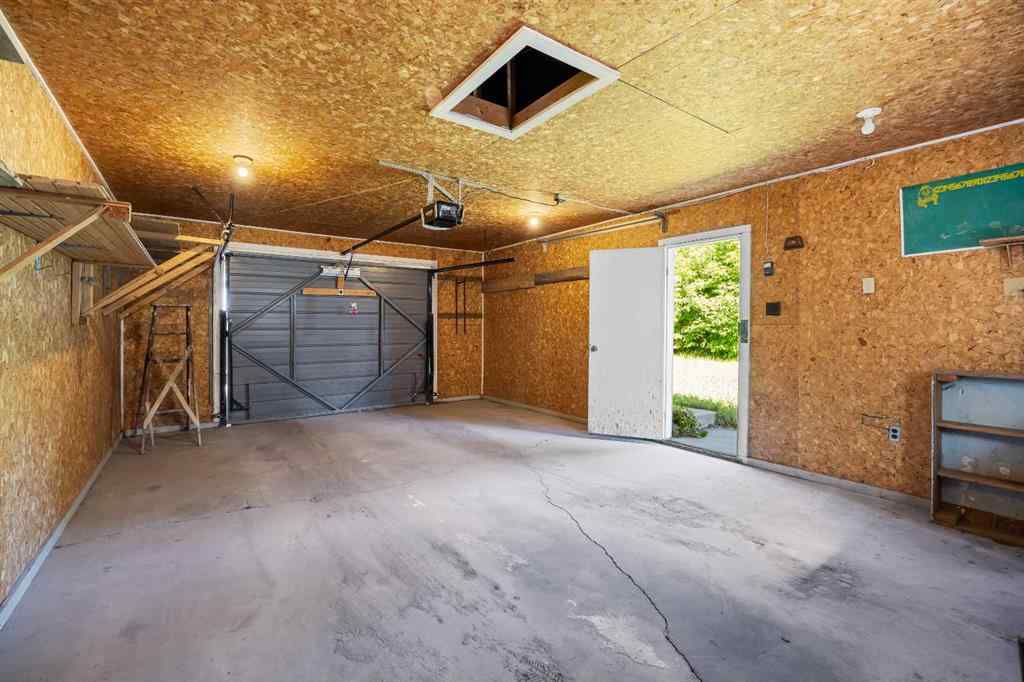 MLS® A2238888 - 2636 34 Avenue NW in Charleswood Calgary, Residential
