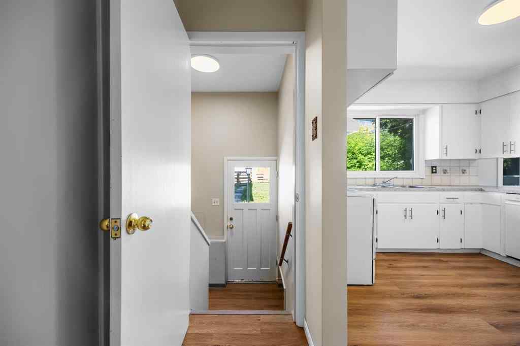 MLS® A2238888 - 2636 34 Avenue NW in Charleswood Calgary, Residential