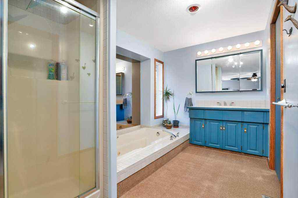 MLS® A2238974 - 5420 58A Street Crescent  in Fairway Heights Lacombe, Residential