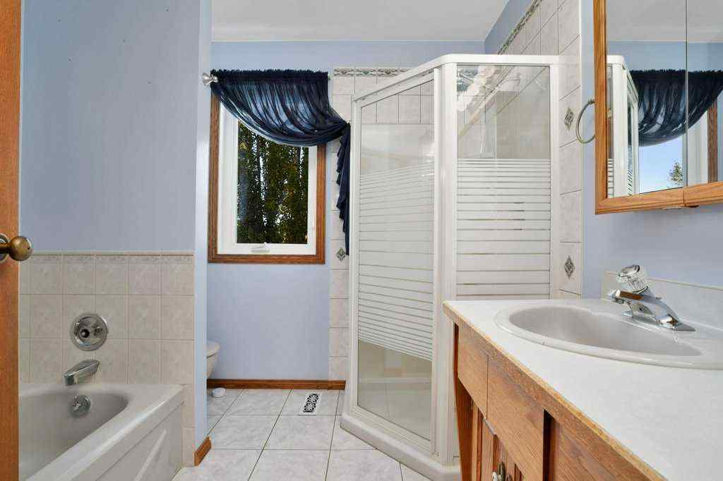 MLS® A2238974 - 5420 58A Street Crescent  in Fairway Heights Lacombe, Residential