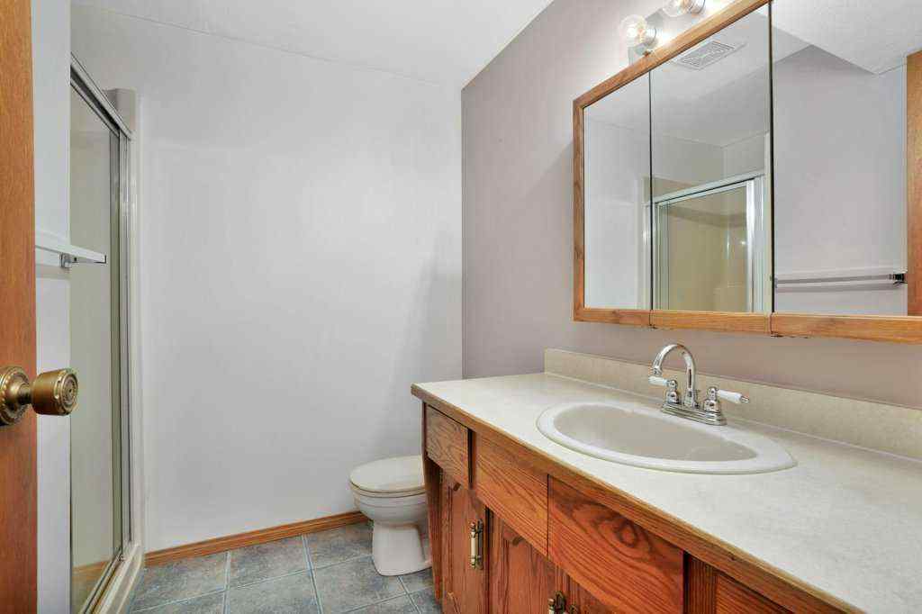 MLS® A2238974 - 5420 58A Street Crescent  in Fairway Heights Lacombe, Residential