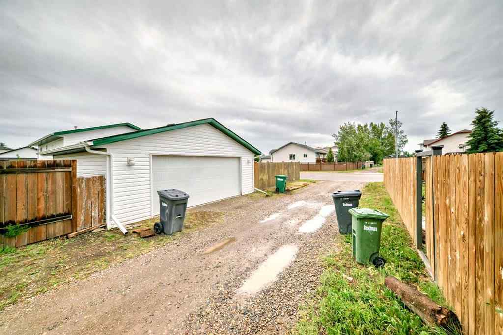 MLS® A2239045 - 401 Strathford Bay  in Strathaven Strathmore, Residential