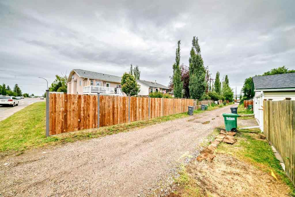 MLS® A2239045 - 401 Strathford Bay  in Strathaven Strathmore, Residential