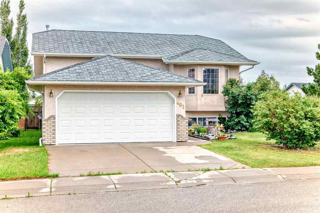 MLS® A2239045 - 401 Strathford Bay  in Strathaven Strathmore, Residential