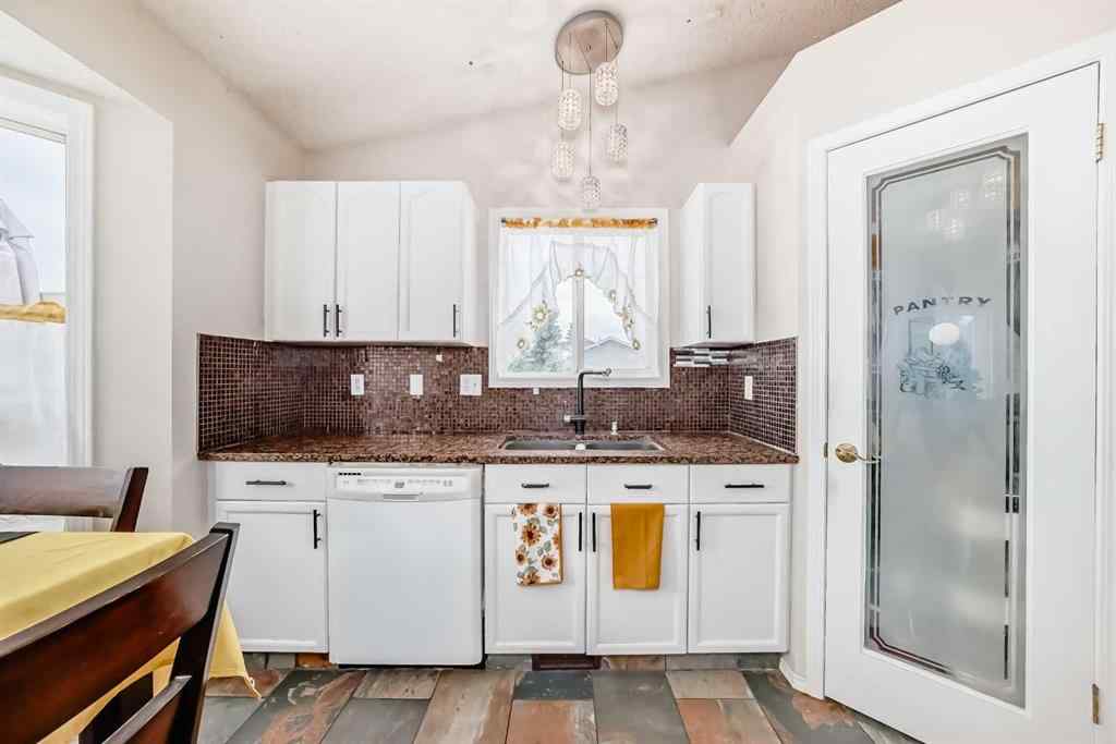 MLS® A2239045 - 401 Strathford Bay  in Strathaven Strathmore, Residential