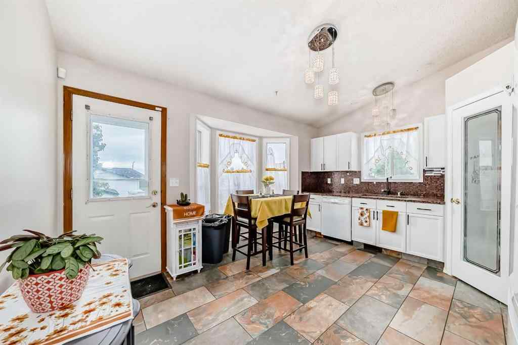 MLS® A2239045 - 401 Strathford Bay  in Strathaven Strathmore, Residential