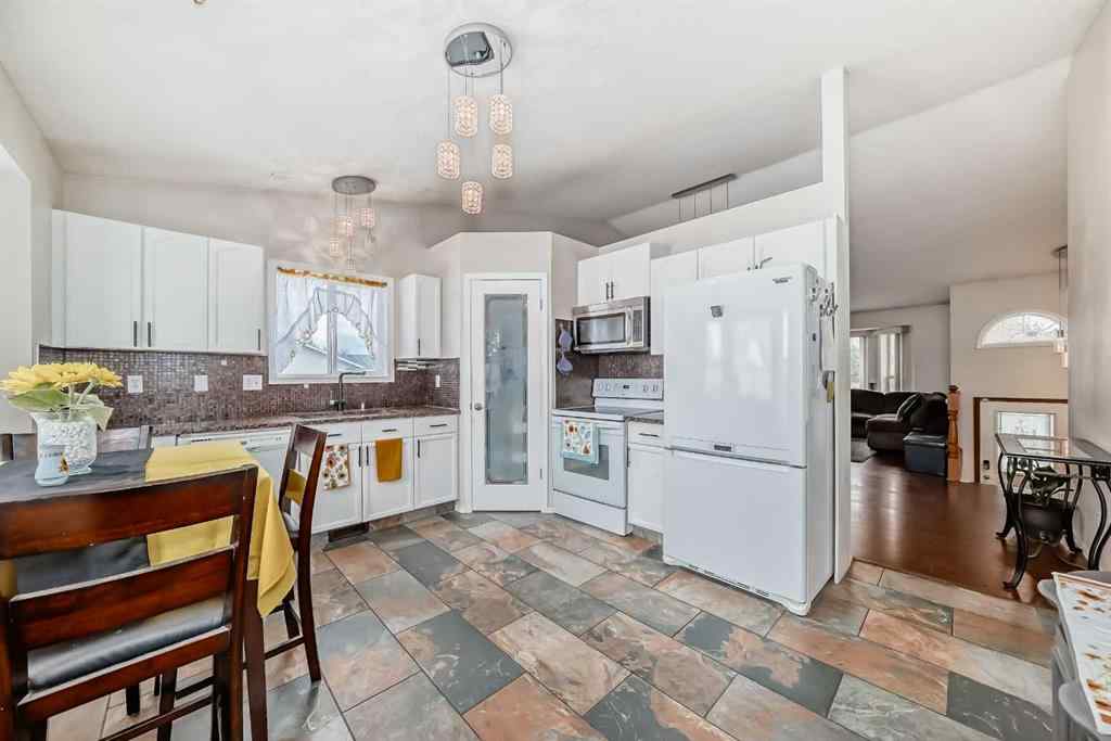 MLS® A2239045 - 401 Strathford Bay  in Strathaven Strathmore, Residential