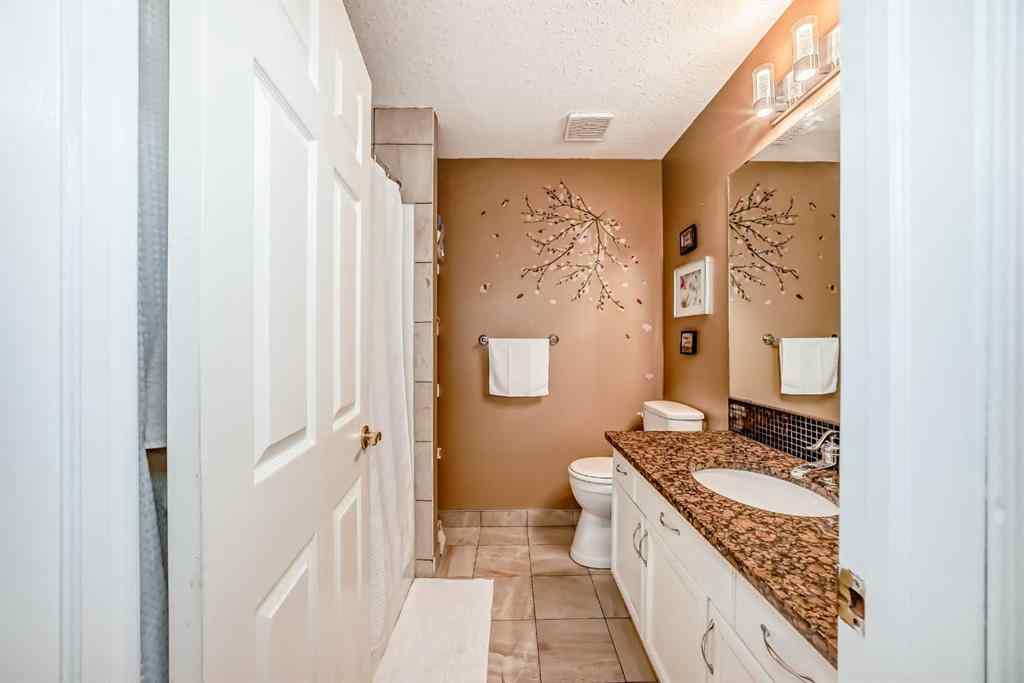 MLS® A2239045 - 401 Strathford Bay  in Strathaven Strathmore, Residential