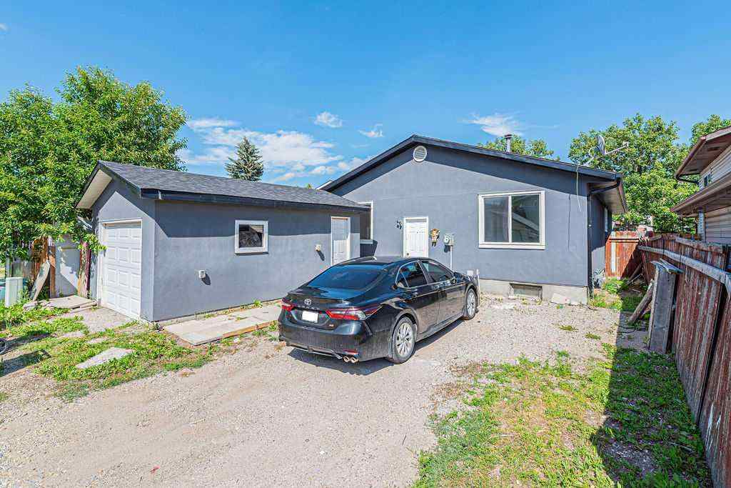MLS® A2239132 - 3319 42 Street NE in Whitehorn Calgary, Residential