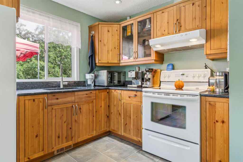MLS® A2239170 - 320 Haddon Road SW in Haysboro Calgary, Residential