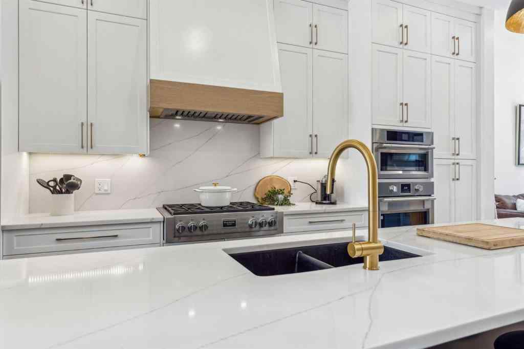 MLS® A2239480 - 2035 Westmount Road NW in West Hillhurst Calgary, Residential