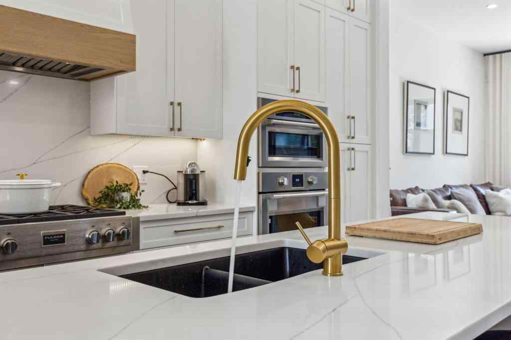 MLS® A2239480 - 2035 Westmount Road NW in West Hillhurst Calgary, Residential