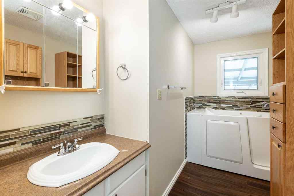 MLS® A2239933 - 17 Northstar Drive  in Fairway Heights Lacombe, Residential