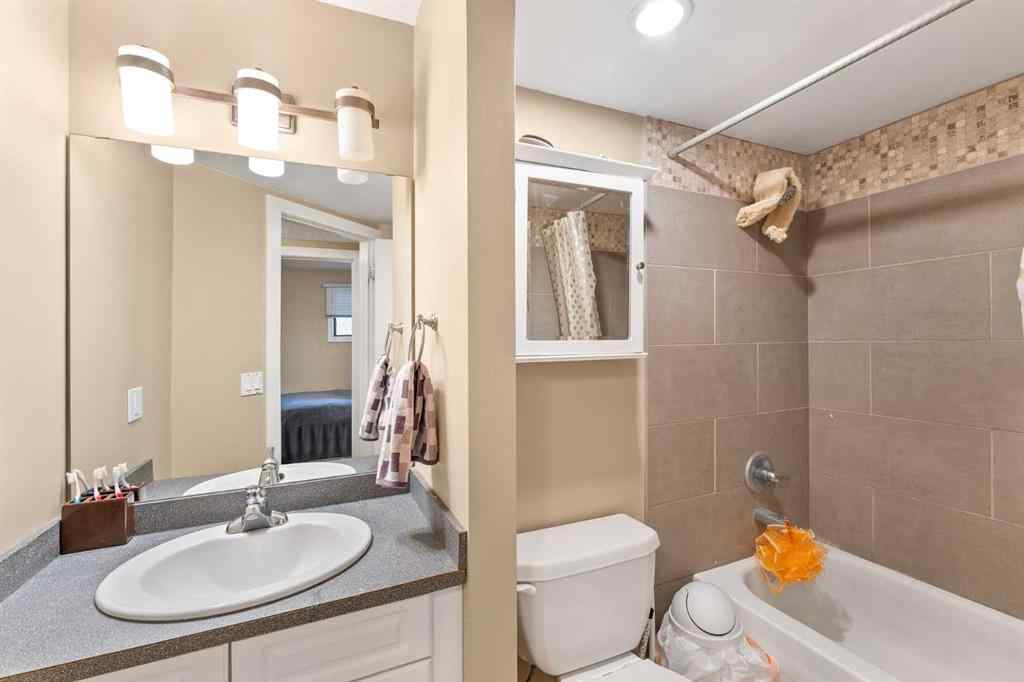 MLS® A2240044 - 423 10 Avenue NE in Renfrew Calgary, Multi-Family