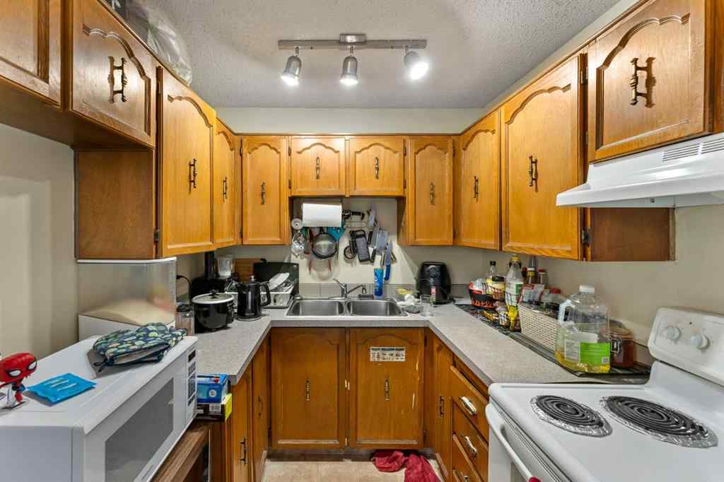 MLS® A2240044 - 423 10 Avenue NE in Renfrew Calgary, Multi-Family