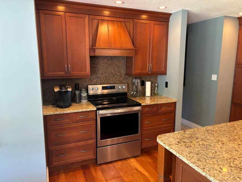 MLS® A2240074 - 10006 88 Street  in The Pines Peace River, Residential