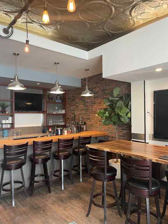 MLS® A2240192 - 709 Edmonton Trail NE in Crescent Heights Calgary, Commercial