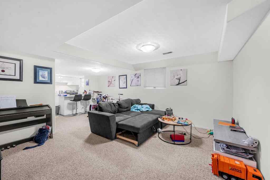 MLS® A2240440 - 252 21 Avenue NE in Tuxedo Park Calgary, Residential