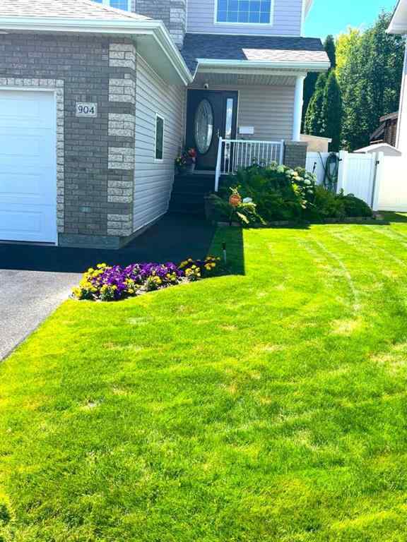 MLS® A2240453 - 904 Spruce Way SE in SE Southridge Medicine Hat, Residential