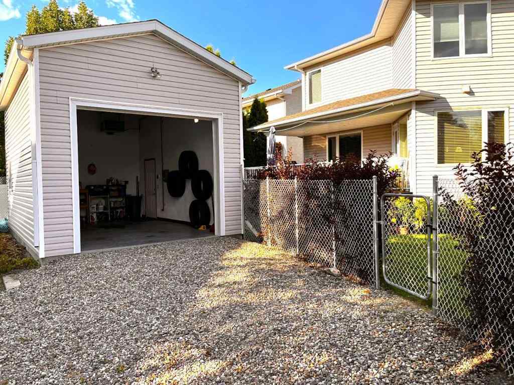 MLS® A2240453 - 904 Spruce Way SE in SE Southridge Medicine Hat, Residential