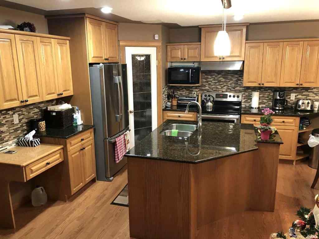 MLS® A2240453 - 904 Spruce Way SE in SE Southridge Medicine Hat, Residential
