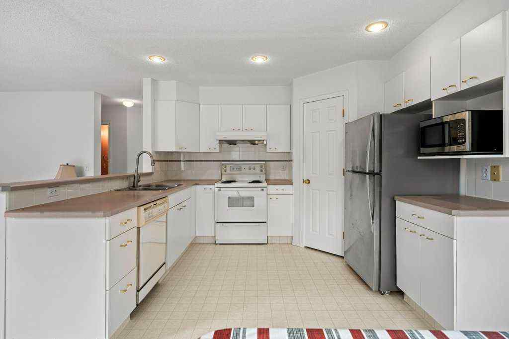 MLS® A2240460 - 4 Hampshire Circle NW in Hamptons Calgary, Residential
