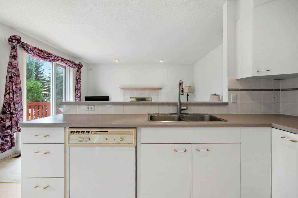 MLS® A2240460 - 4 Hampshire Circle NW in Hamptons Calgary, Residential