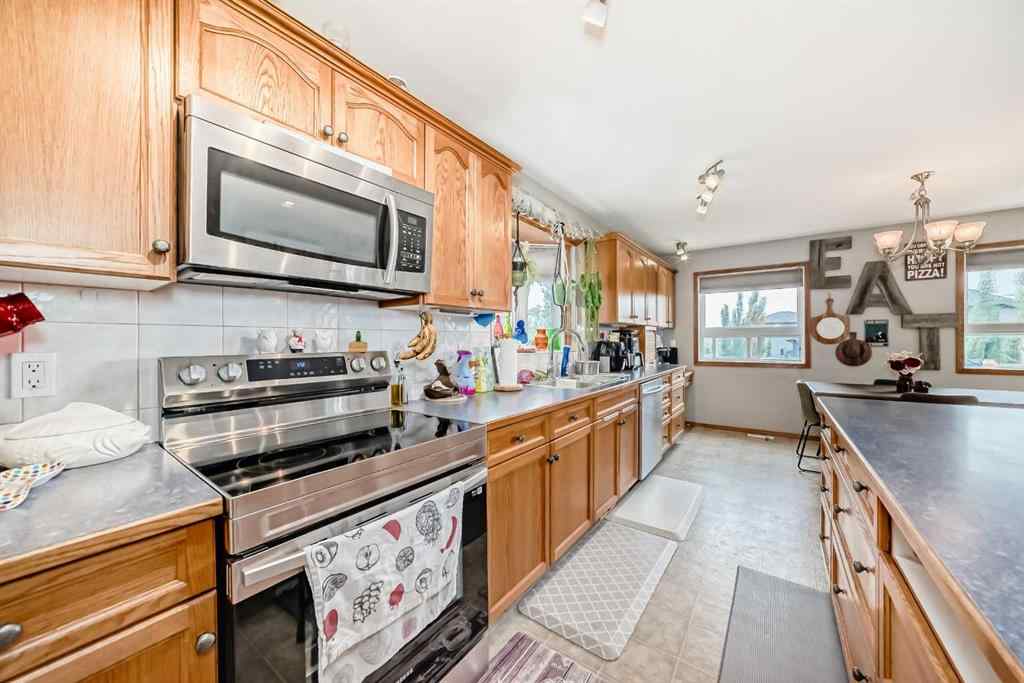 MLS® A2240520 - 4827 56 Avenue  in Madison Park Innisfail, Residential