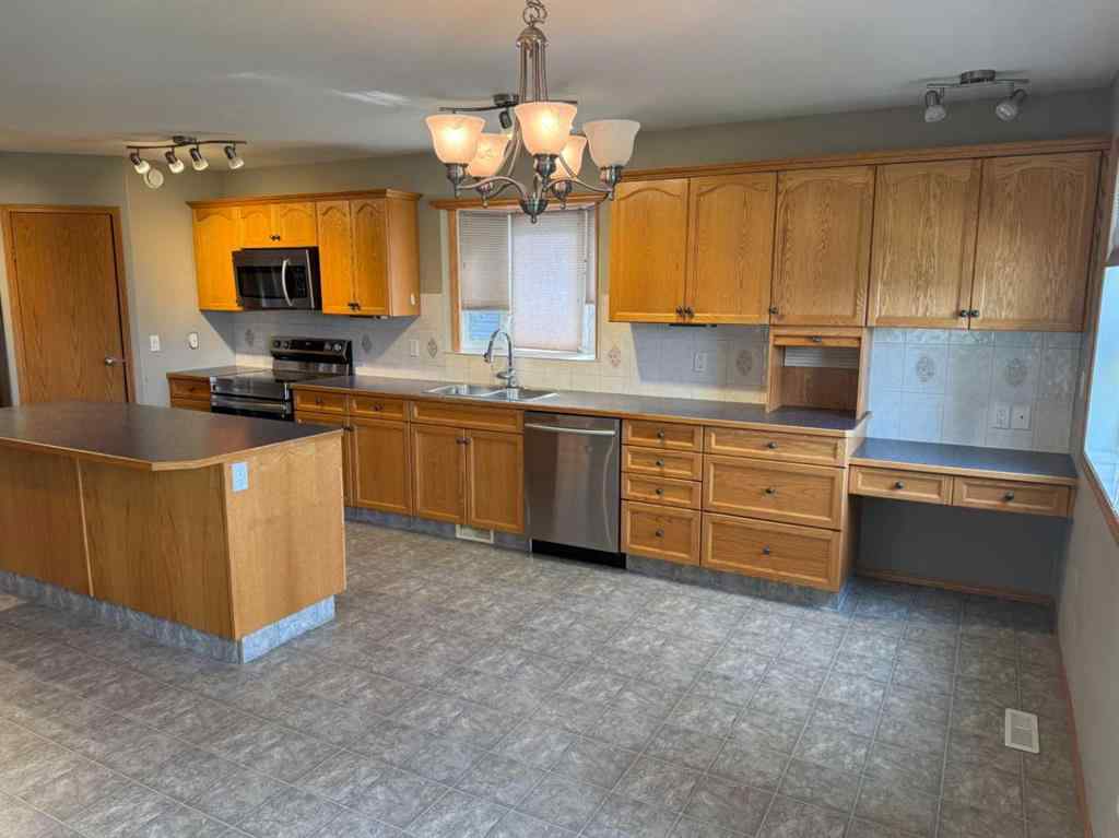 MLS® A2240520 - 4827 56 Avenue  in Madison Park Innisfail, Residential