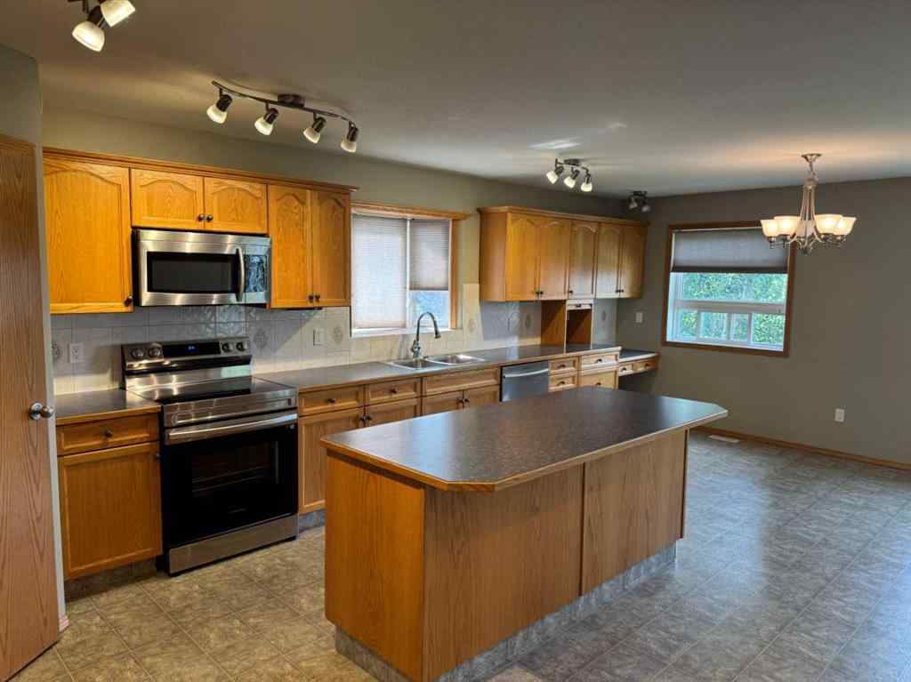 MLS® A2240520 - 4827 56 Avenue  in Madison Park Innisfail, Residential