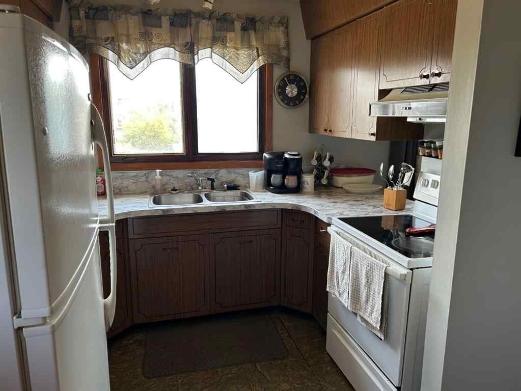 MLS® A2240602 - 4912 49 Street  in Hardisty Hardisty, Residential