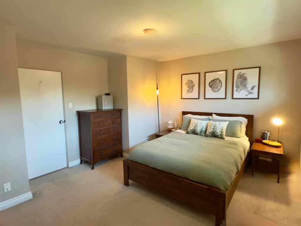 MLS® A2240642 - 552 Regal Park NE in Renfrew Calgary, Residential