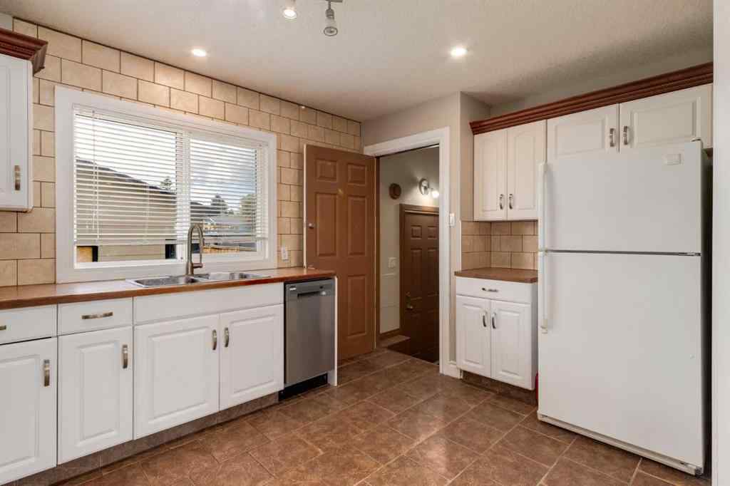 MLS® A2241033 - 1321 39 Street SE in Forest Lawn Calgary, Residential