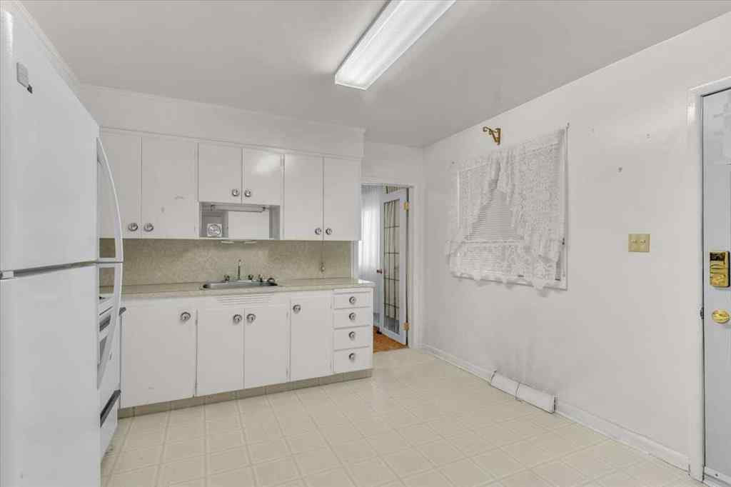 MLS® A2241038 - 2619 37 Street SW in Glendale Calgary, Residential