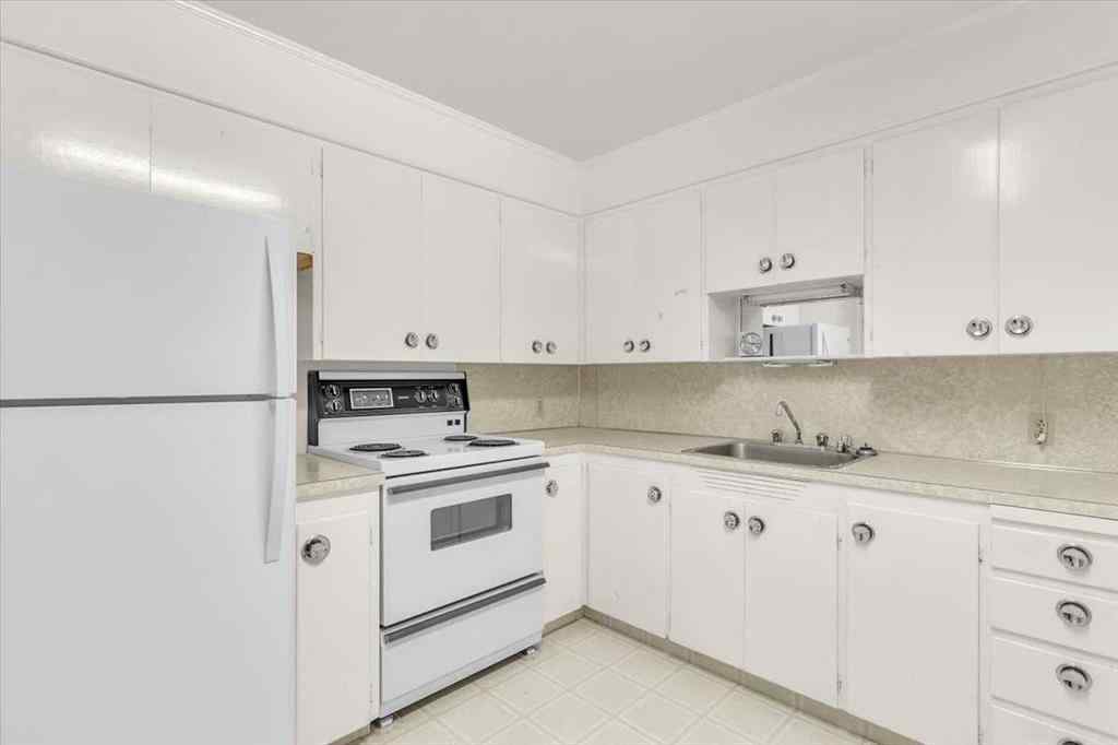 MLS® A2241038 - 2619 37 Street SW in Glendale Calgary, Residential