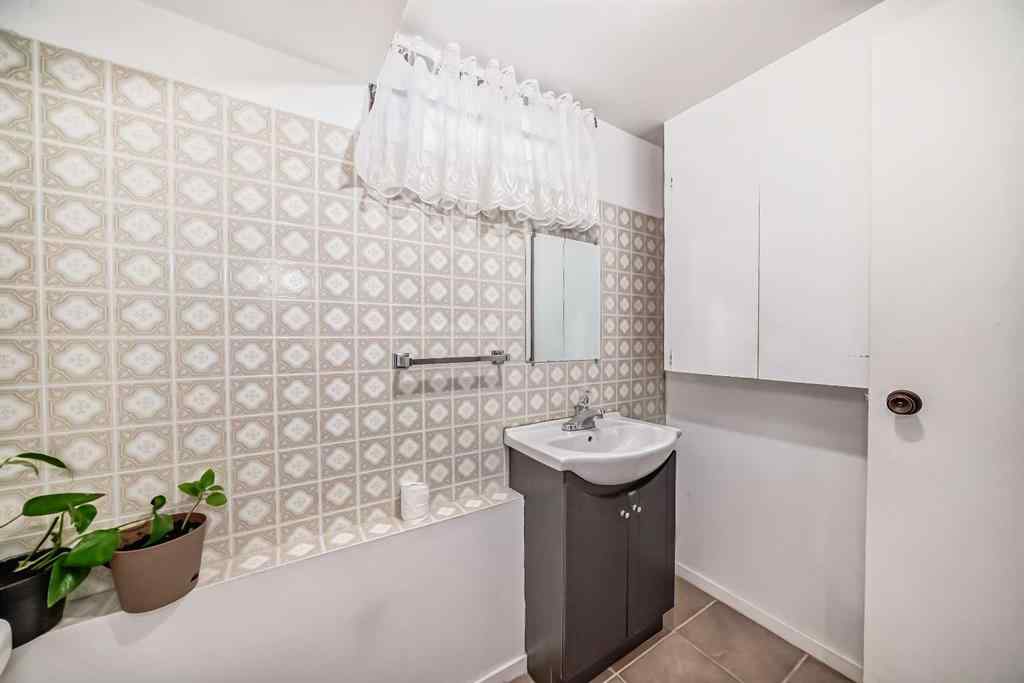 MLS® A2241064 - 320 44 Street SE in Forest Heights Calgary, Residential