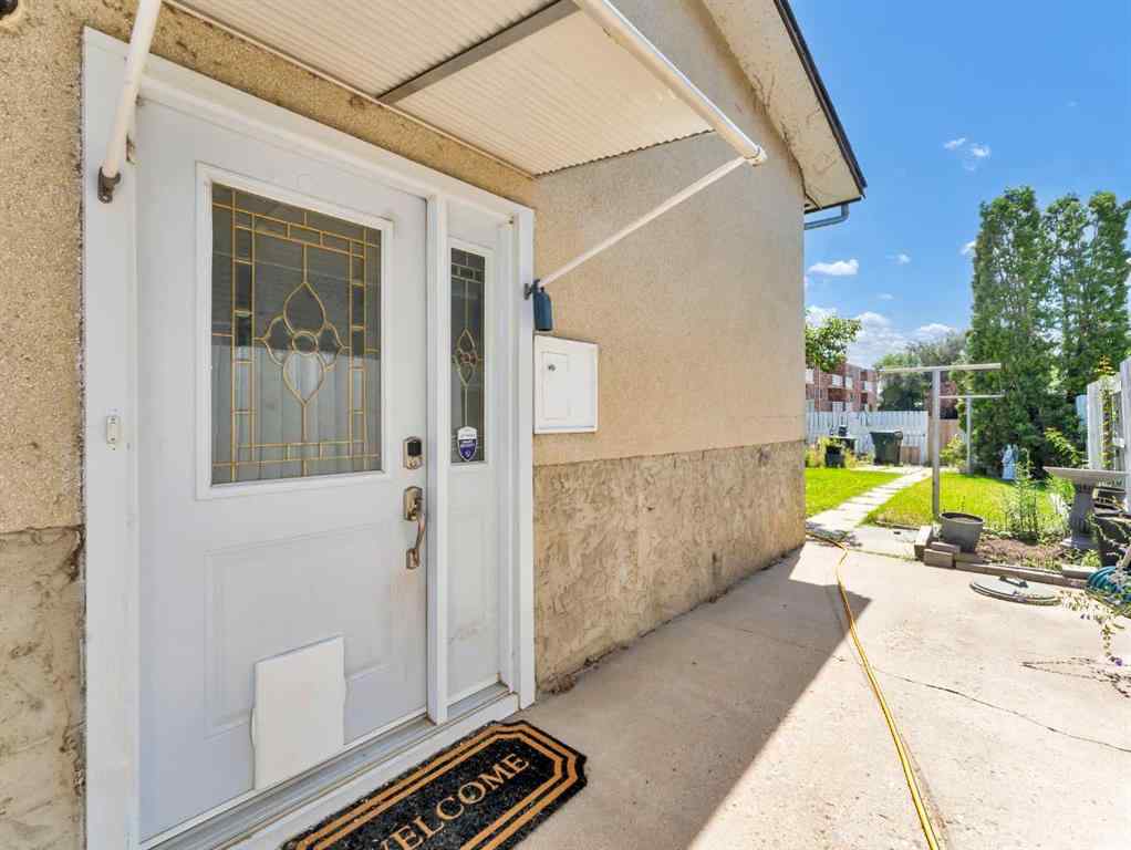 MLS® A2241110 - 271 18 Street NE in Northeast Crescent Heights Medicine Hat, Residential