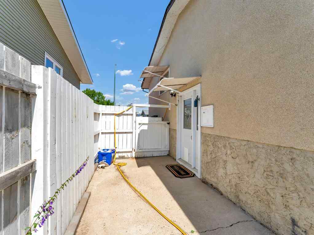 MLS® A2241110 - 271 18 Street NE in Northeast Crescent Heights Medicine Hat, Residential