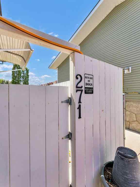 MLS® A2241110 - 271 18 Street NE in Northeast Crescent Heights Medicine Hat, Residential