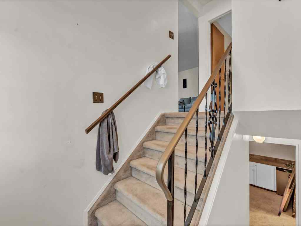 MLS® A2241110 - 271 18 Street NE in Northeast Crescent Heights Medicine Hat, Residential