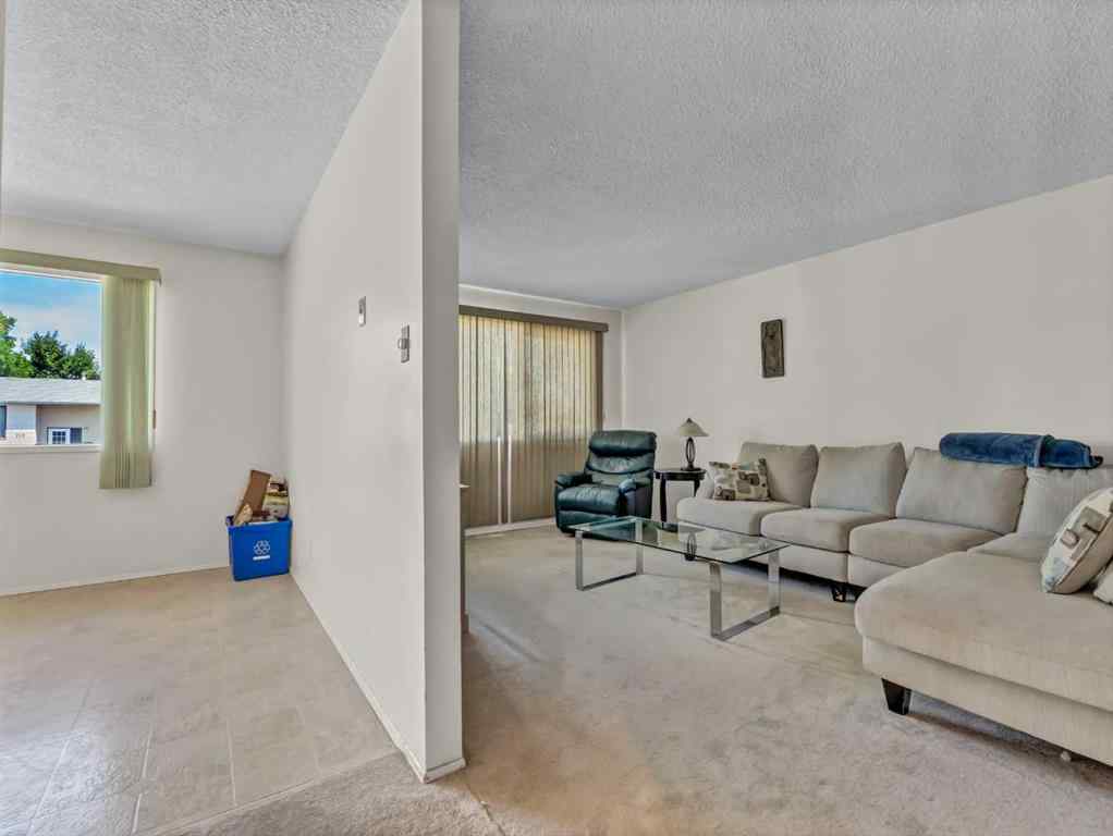 MLS® A2241110 - 271 18 Street NE in Northeast Crescent Heights Medicine Hat, Residential