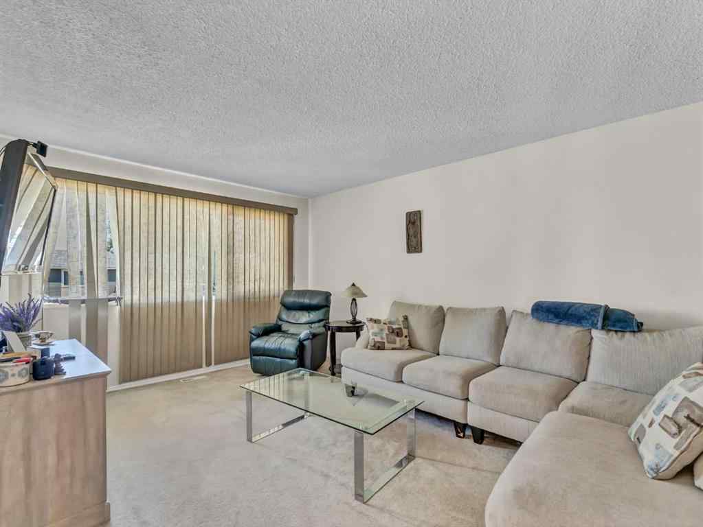 MLS® A2241110 - 271 18 Street NE in Northeast Crescent Heights Medicine Hat, Residential